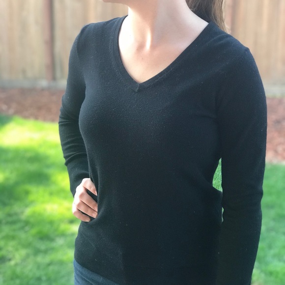🌟🌟KIRKLAND Classic Black V-neck Sweater🌟🌟 - Picture 3 of 5